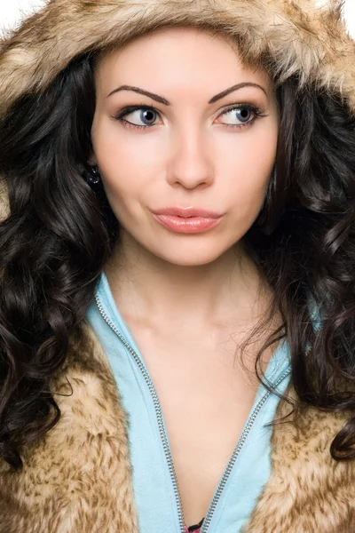 Portrét hravé mladá bruneta v kapuci — Stock fotografie
