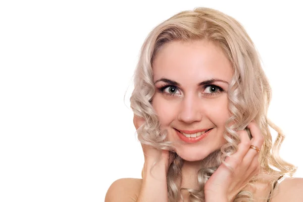Крупный план улыбающейся молодой блондинки — стоковое фото