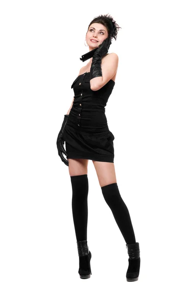 Улыбающаяся молодая женщина в черном платье — стоковое фото