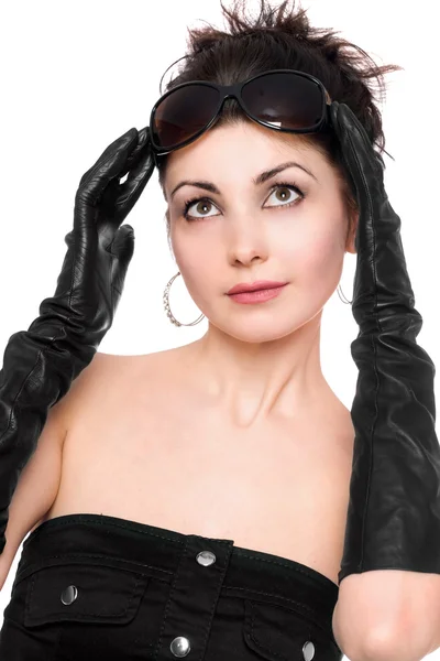 Retrato de linda jovem mulher em um vestido preto — Fotografia de Stock