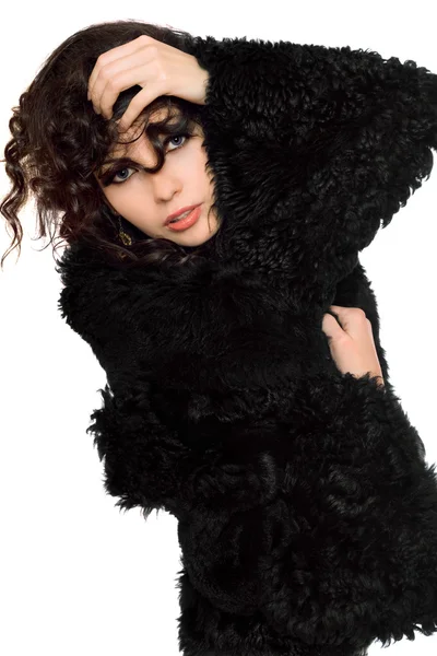 Ritratto di bella giovane bruna in cappotto nero — Foto Stock