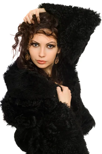 Portrét atraktivní mladá bruneta v černém kabátě — Stock fotografie