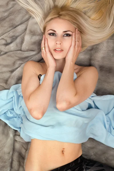 Schöne sexy junge Blondine — Stockfoto