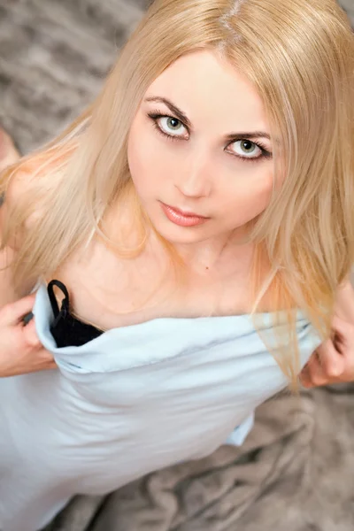 Bardzo młoda blondynka — Zdjęcie stockowe