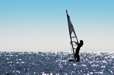 Kız windsurfer silüeti