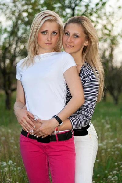 Retrato de duas mulheres jovens e encantadoras sorridentes — Fotografia de Stock