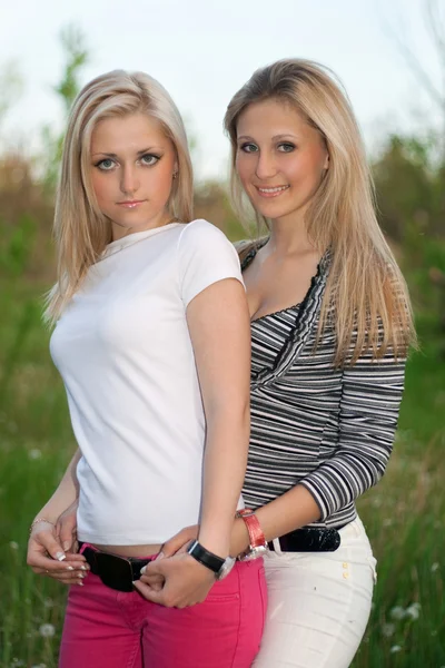 Portret dwóch uśmiechający się atrakcyjnych młodych kobiet — Zdjęcie stockowe