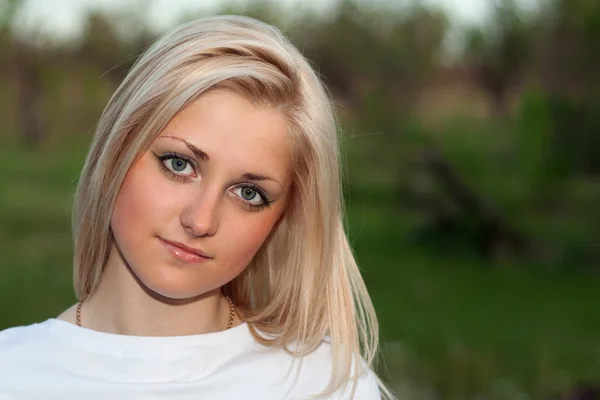 Närbild porträtt av ung vacker blondin — Stockfoto
