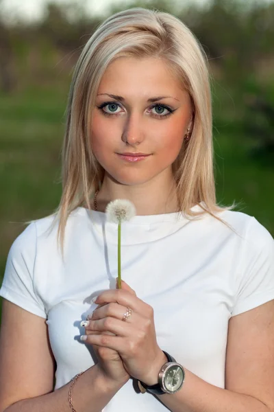 Retrato de jovem loira bonita — Fotografia de Stock