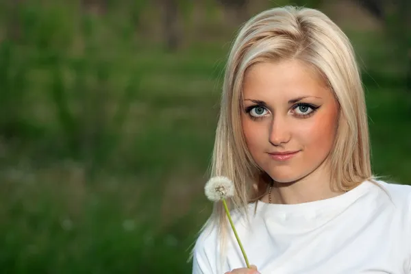 Portret młodego śliczną blondynką — Zdjęcie stockowe