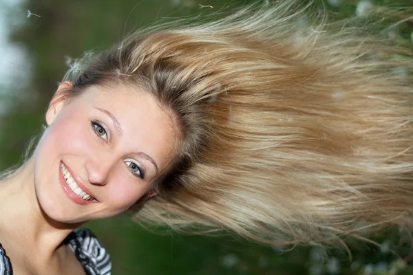 Veselá Mladá blondýnka — Stock fotografie