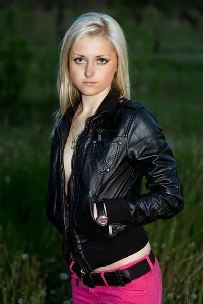 Blonde dans une veste en cuir noir — Photo