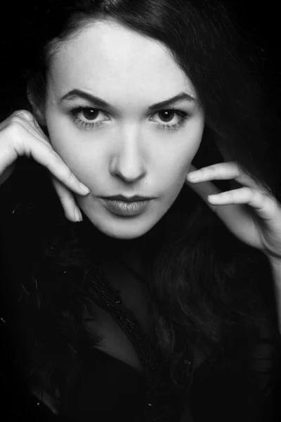 Genç bir kadının siyah beyaz portresi — Stok fotoğraf