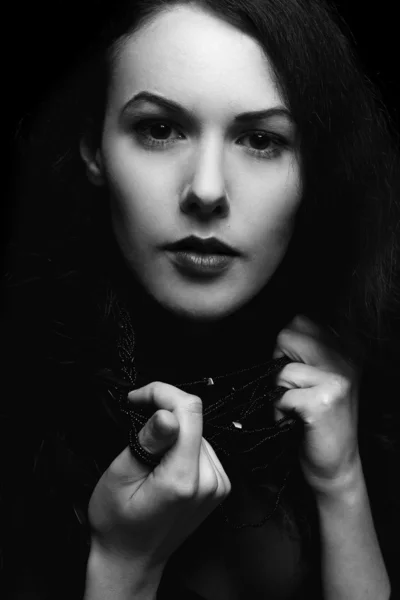 Portrait noir et blanc de jeune femme — Photo