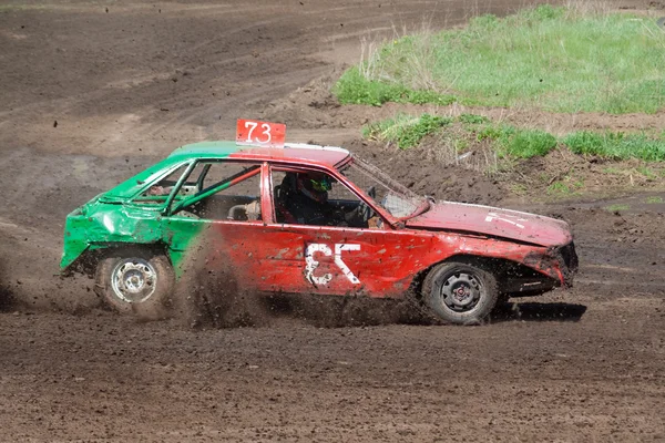 生存のためのレース。緑の赤い車 — ストック写真