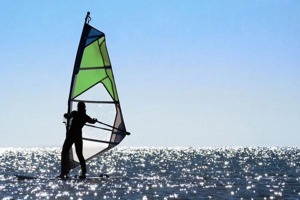 Silhouet van een vrouw windsurfer — Stockfoto