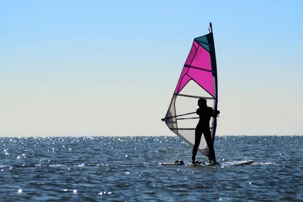 Σιλουέτα του ένα κορίτσι windsurfer — Φωτογραφία Αρχείου