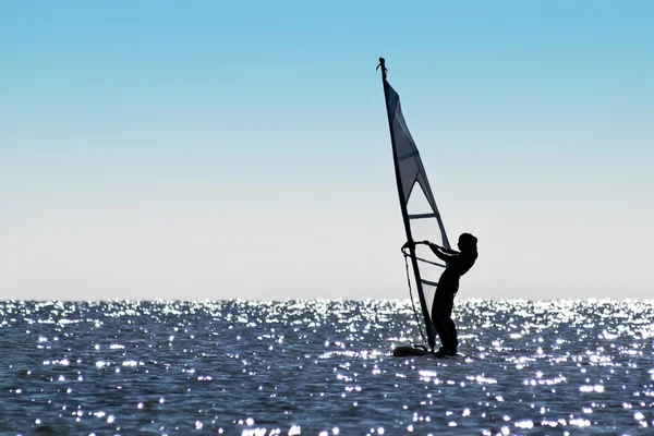 Kız windsurfer silüeti — Stok fotoğraf