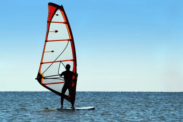Σιλουέτα του ένα windsurfer στη θάλασσα — Φωτογραφία Αρχείου