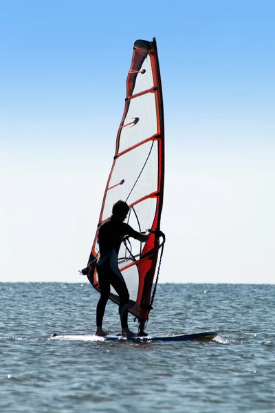Silhueta de um homem windsurfista — Fotografia de Stock