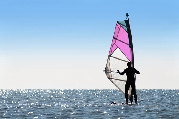 Silhueta de uma mulher windsurfista — Fotografia de Stock