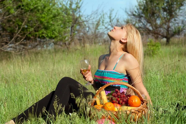 Jolie blonde avec du verre à vin — Photo