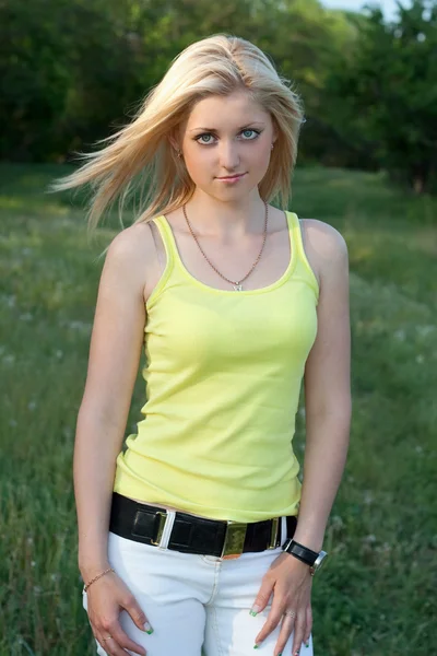 Porträtt av en ung vacker blondin — Stockfoto
