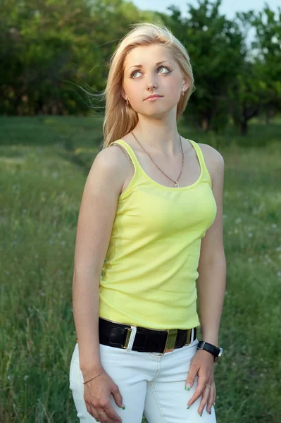 Porträt einer jungen schönen Blondine — Stockfoto