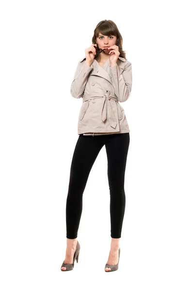 Sexy dziewczyna na sobie płaszcz i czarne legginsy. na białym tle — Zdjęcie stockowe