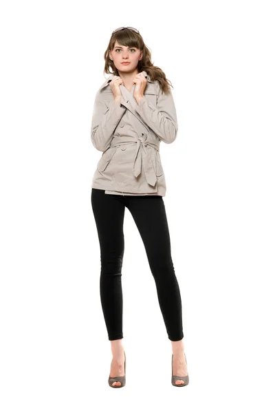 Roztomilá mladá žena nosí kabát — Stock fotografie