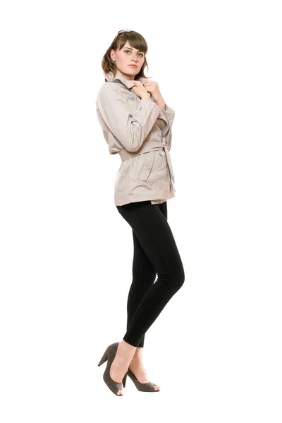 Pěkná mladá žena na sobě kabát a černé legíny — Stock fotografie