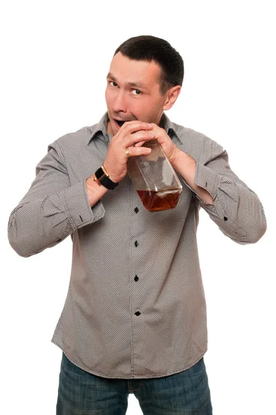 Man öppnar en flaska whiskey — Stockfoto