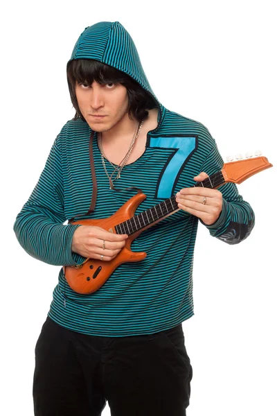 Junger Mann mit einer kleinen Gitarre — Stockfoto