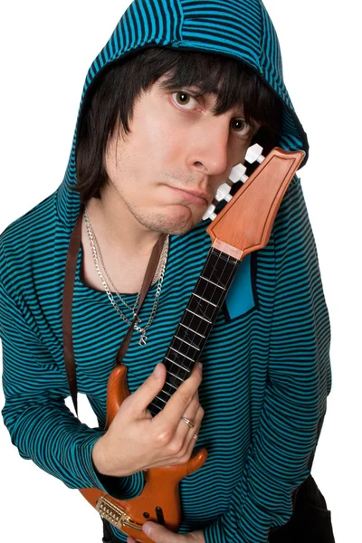 Dziwaczne młody człowiek z trochę na gitarze. na białym tle — Zdjęcie stockowe