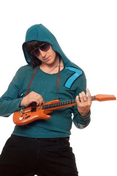 Молодой человек в солнечных очках с маленькой гитарой — стоковое фото