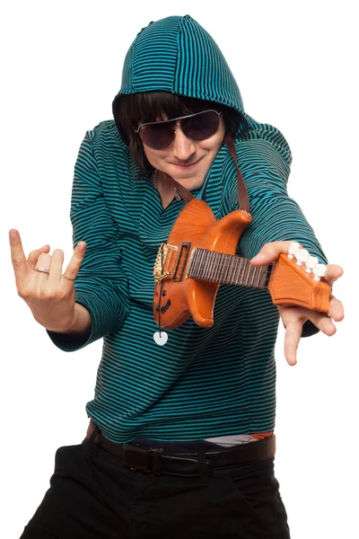Человек в солнечных очках с маленькой гитарой — стоковое фото