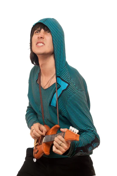 Экспрессивный человек с маленькой гитарой — стоковое фото