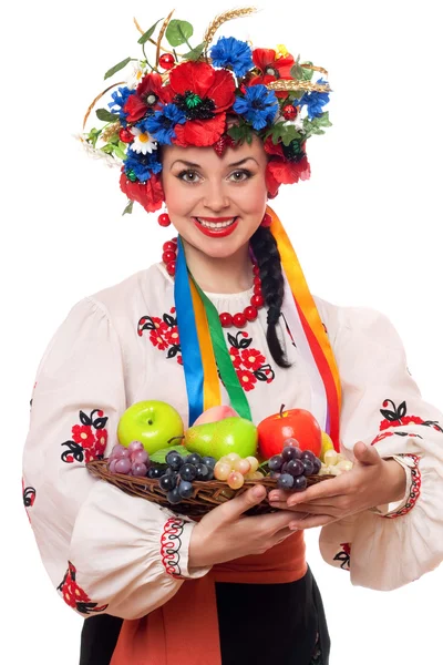 Femme dans les vêtements nationaux ukrainiens avec des fruits — Photo