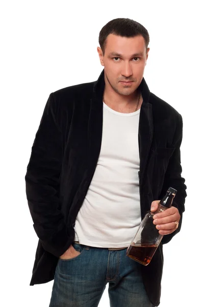 Un hombre con una botella de whisky. Aislado — Foto de Stock