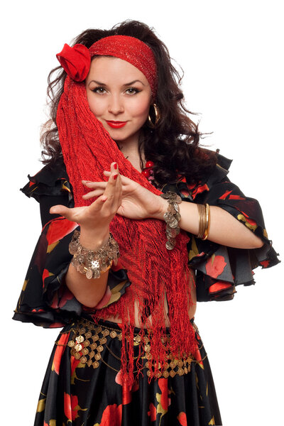 Портрет выразительной цыганки. Изолированные на белом
