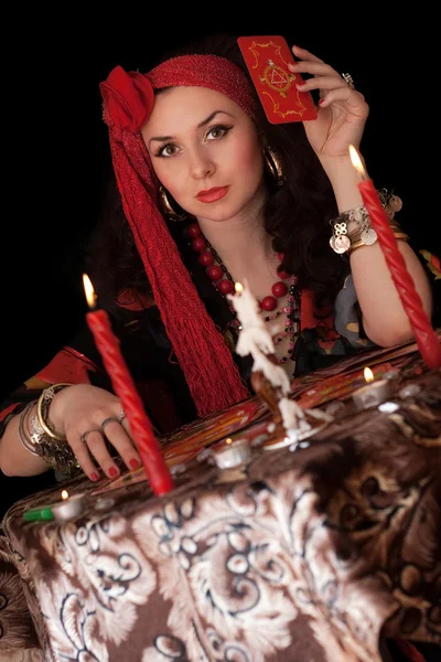 Zigeunervrouw zitten met kaarten. geïsoleerd — Stockfoto