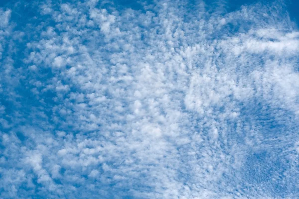 Blauer Himmel mit kleinen Wolken — Stockfoto
