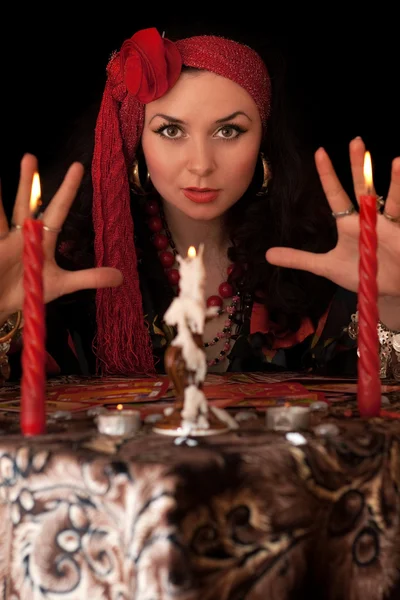 Czarownica przy stole ze świecami. na białym tle — Zdjęcie stockowe