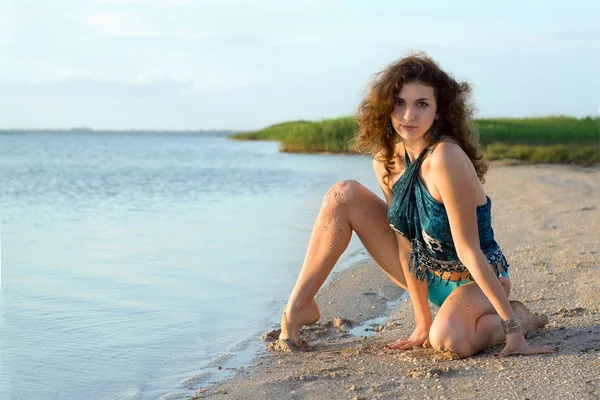 Красивая молодая женщина сидит на заливе — стоковое фото