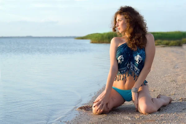 Junge Frau sitzt auf der Bucht — Stockfoto