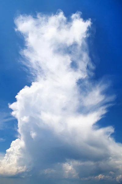 Beautiful blue sky with clouds background — Stock Photo, Image