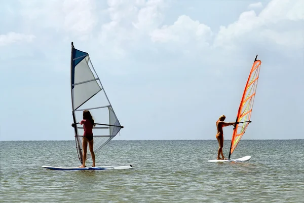 Δύο κορίτσια windsurfers — Φωτογραφία Αρχείου