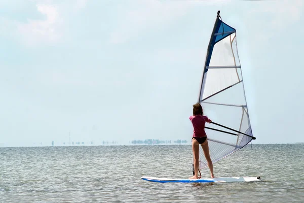 Σιλουέτα του ένα κορίτσι windsurfer — Φωτογραφία Αρχείου