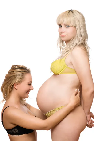 Ung kvinna och en gravid flickvän — Stockfoto