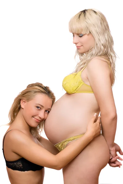 Mulher grávida com a namorada sorridente — Fotografia de Stock